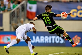 México vence a Costa Rica y avanza a semifinal con penal dudoso