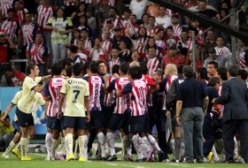 Grandes broncas entre los jugadores de ambos equipos.