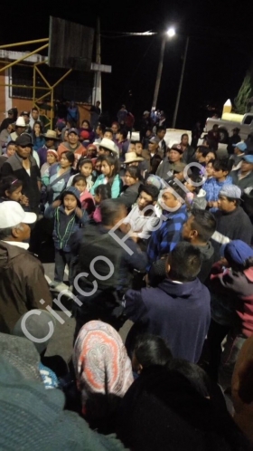 La gente se reunió en la explanada del pueblo   