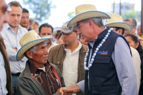 Trabaja en beneficio de la mixteca