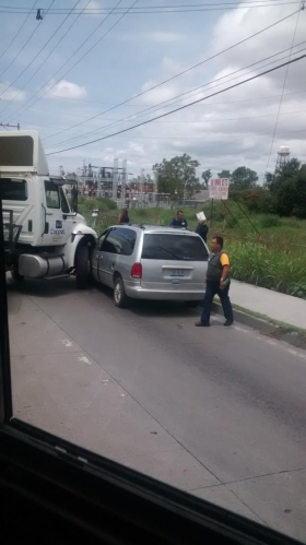 Choque entre trailer y camioneta