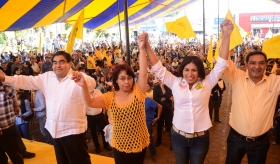 La candidata reiter&oacute; su apoyo para los estudiantes con becas salario de 300 pesos para secundaria, 500 secundaria y 700 pesos para preparatoria