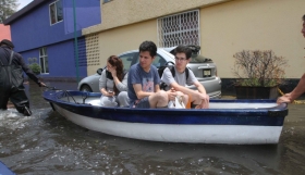 Esta situación comenzó a registrarse desde las 16:00 horas cuando recibieron un reporte de inundación