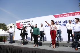 Rinde protesta primer comité de taxistas integrado sólo por mujeres