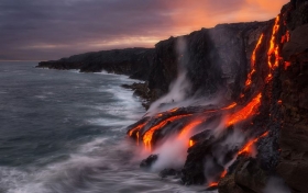 Evacúan a 10 mil personas tras erupción.