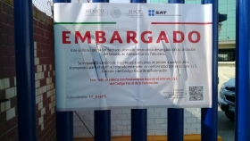 El personal del SAT coloc&oacute; los sellos de embargo en el acceso principal de la empresa