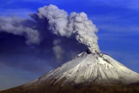 Las columnas de ceniza han alcanzado hasta 3 kilómetros de altura 