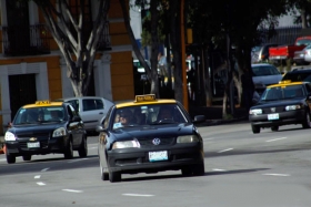 Piden continúen dando servicio los taxistas.