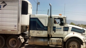 En Atzitzintla se recuperó un tractocamión Kenworth con caja seca, de color blanco, transportaba 14 contenedores 