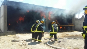 Mil 300 pacas de zacate habían entrado en combustión al interior de un inmueble,