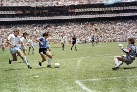 Maradona enfrenta al portero inglés Shilton