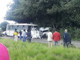 Varios cuerpos quedaron prensados al interior de la combi 