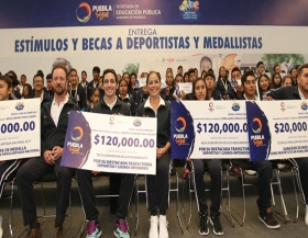 Entreg&oacute; est&iacute;mulos y becas a 144 atletas