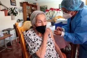 ¿Dónde pedir a domicilio aplicación de vacunas Covid para adultos mayores?