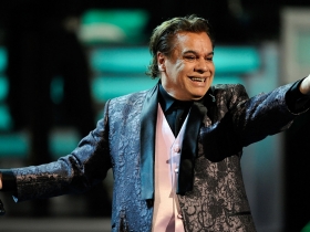 MUERE &quot;EL DIVO DE JUAREZ&quot;; Juan Gabriel 