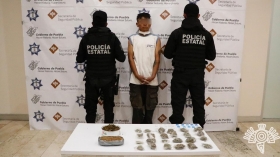 Los agentes lo encontraron en posesión de aparente droga.