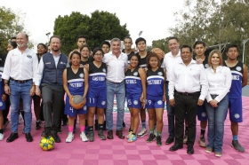 Explicó que la institución ahora cuenta con canchas para practicar fútbol, básquetbol y voleibol