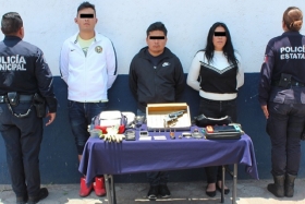  En consecuencia, los efectivos detuvieron a dos hombres y una mujer