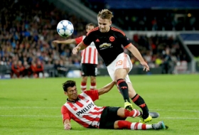 H&eacute;ctor Moreno criticado por fracturar a Luke Shaw