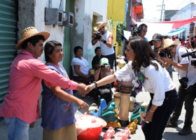 Mejorar mercado y carreteras de Chietla ofrece Blanca Alcal&aacute;