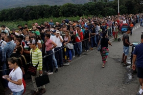 Un grupo de brasileños se manifestó en Pacaraima.