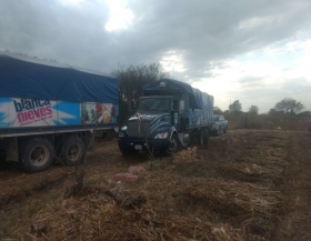 Recuperan mercancía y tráiler robado