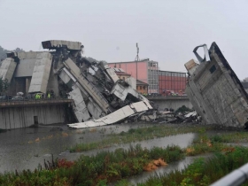 Tragedia en Italia: cae puente y aplasta varios autos